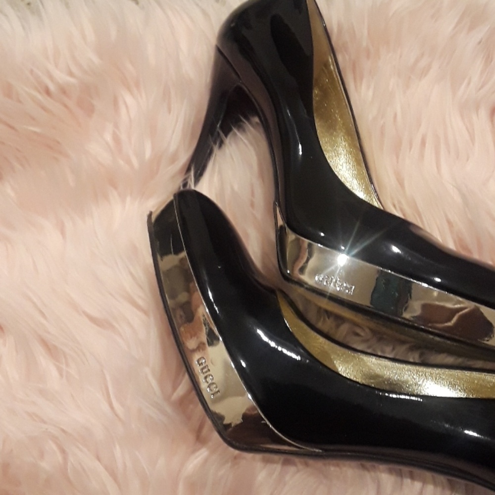 Black patent runway pumps by gucci